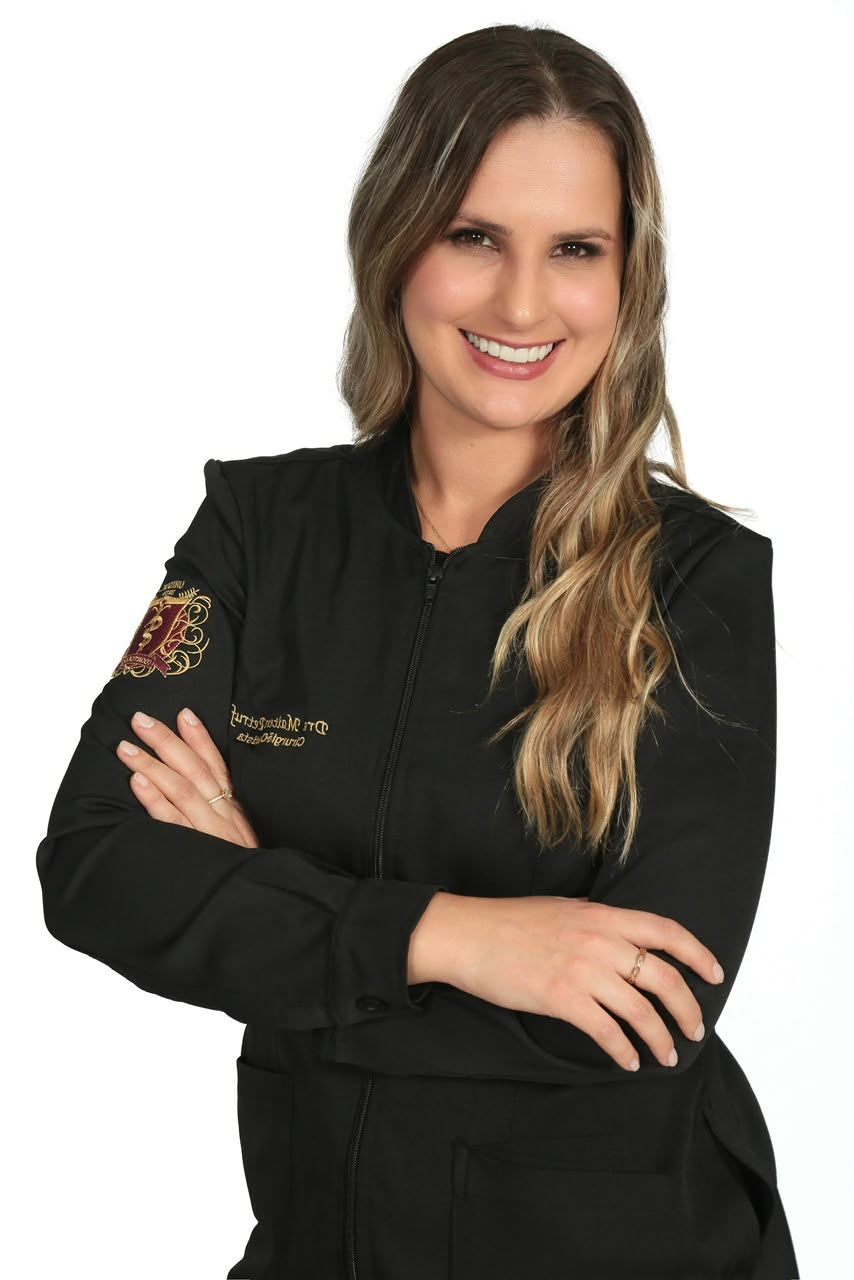 Dra. Maiten Petruf de jaleco, sorrindo